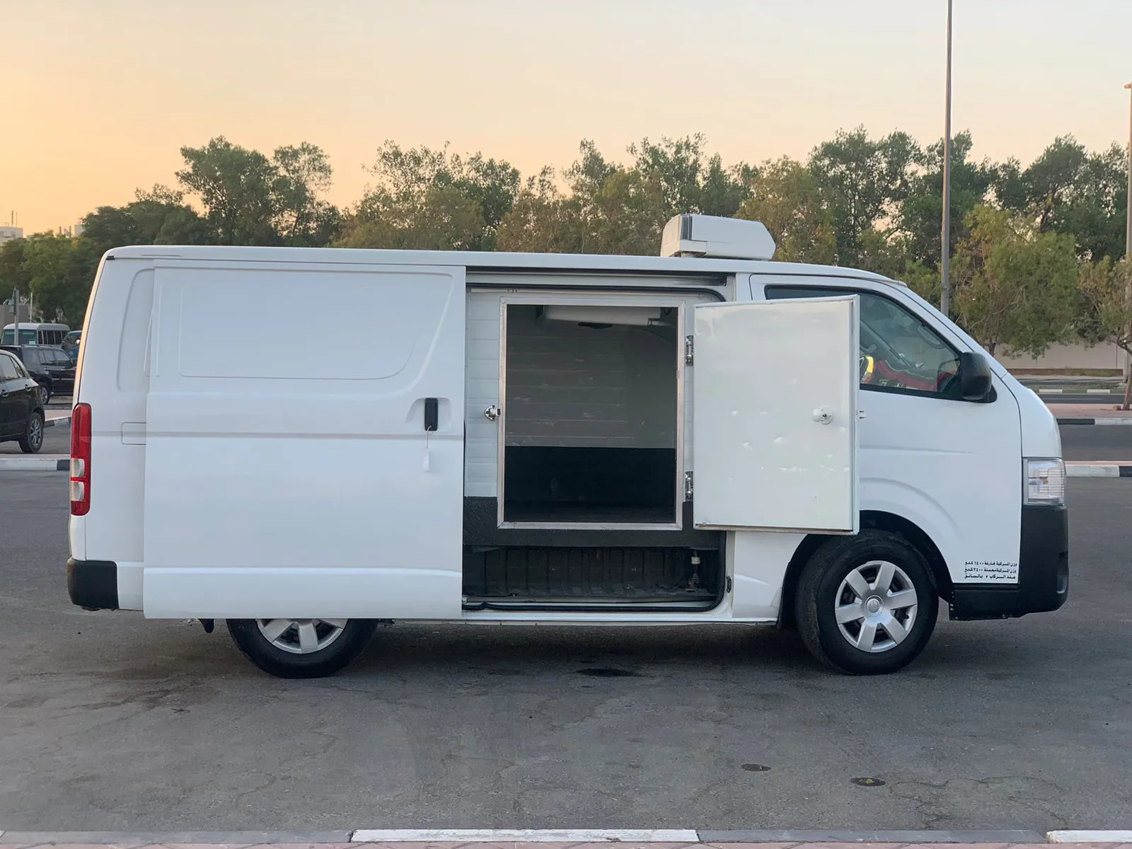 Chiller van rental in Dubai for restaurants saving money